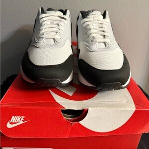 Nike Men's White and Black Sneakers